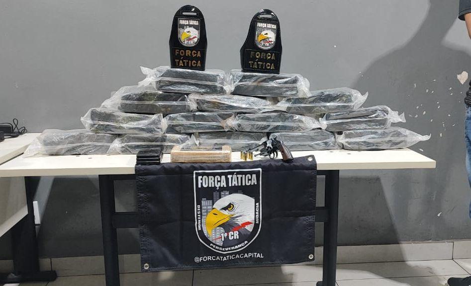 Força Tática conduz quatro suspeitos, recupera caminhonete e apreende 15 tabletes de entorpecentes - 